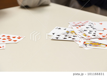 トランプで遊ぶ子供 101166831