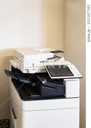 オフィス用 複合機 が オフィス に 設置 されている 【 オフィス の イメージ 】 101167162
