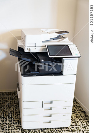 オフィス用 複合機 が オフィス に 設置 されている 【 オフィス の イメージ 】 101167165