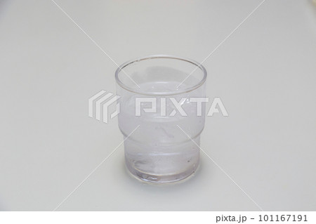 水の入ったグラス 101167191