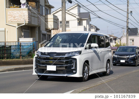 ワンボックスカー ミニバン 道路走行 101167839