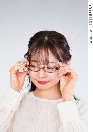 眼科 で 若い 女性 が 視力検査 のために メガネ を外す 【 レーシック の イメージ 】 眼科 で 若い 女性 が 視力検査 のために メガネ を外す 【 レーシック の イメージ 】 101168338