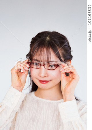 眼科 で 若い 女性 が 視力検査 のために メガネ を外す 【 レーシック の イメージ 】 眼科 で 若い 女性 が 視力検査 のために メガネ を外す 【 レーシック の イメージ 】 101168339