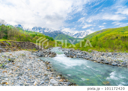 【初夏素材】初夏の白馬大橋から見える風景【長野県】 101172420