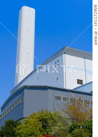 千葉県流山市流山クリーンセンターの煙突_青空に映える白い建物2023年4月 101172908