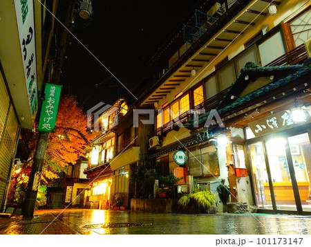 雨降る夜の渋温泉街 101173147