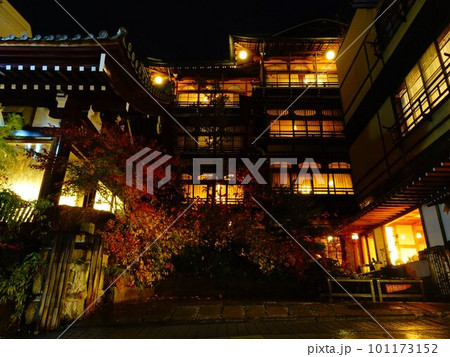 雨降る夜の金具屋 雨降る夜の金具屋 101173152