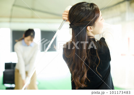 ゴルフ練習をする女性 101173483
