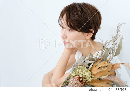 ドライフラワーを持つ女性 101173593