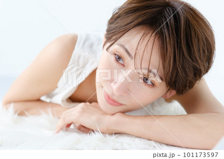 白い床に寝そべる女性 白い床に寝そべる女性 101173597