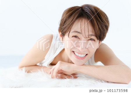 白い床に寝そべる女性 101173598