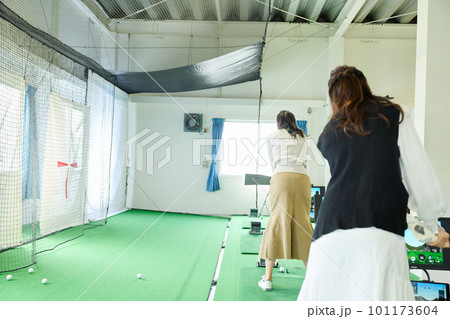 ゴルフ練習をする女性 101173604