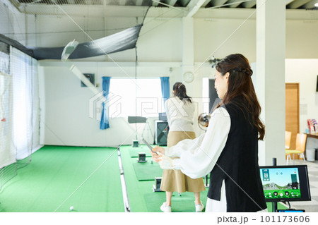 ゴルフ練習をする女性 101173606