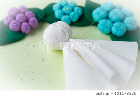 手作りのてるてる坊主とアジサイ 101173826