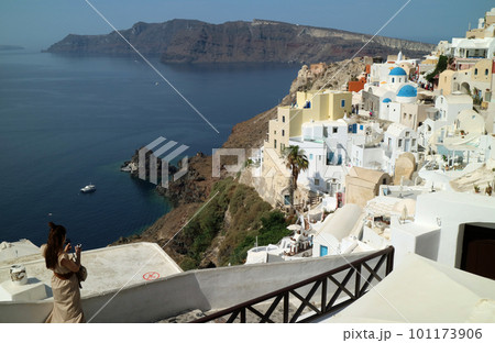 断崖絶壁の火山岩に建つ白い家並み 101173906