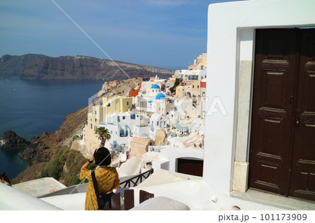 断崖絶壁の火山岩に建つ白い家並み 断崖絶壁の火山岩に建つ白い家並み 101173909