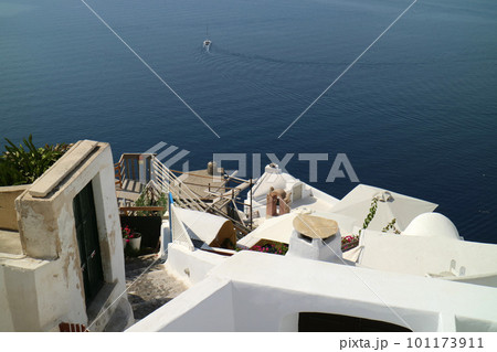 エーゲ海を見下ろす断崖絶壁に建つ白い家並み エーゲ海を見下ろす断崖絶壁に建つ白い家並み 101173911