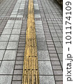 歩道に敷かれた黒ずんだ点字ブロック 101174109