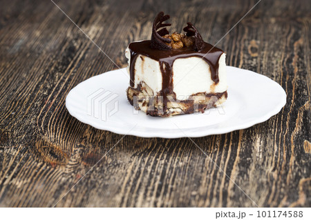 Creamy cheesecake with chocolate and cookies Creamy cheesecake with chocolate and cookies 101174588