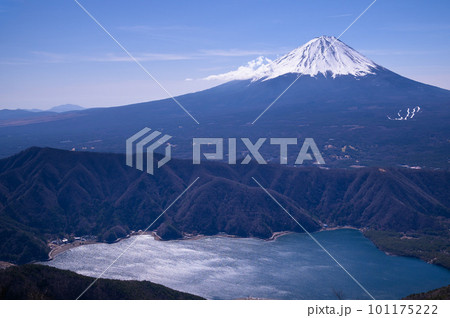 （山梨県）雪頭ヶ岳より望む西湖と富士山 101175222
