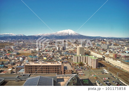 盛岡風景　マリオス20階の展望室からの岩手山と市街地 101175858
