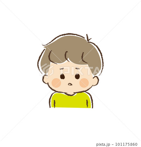 不安そうな表情の男児の上半身 101175860