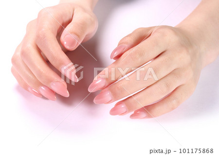 ネイルをした女性の手 101175868