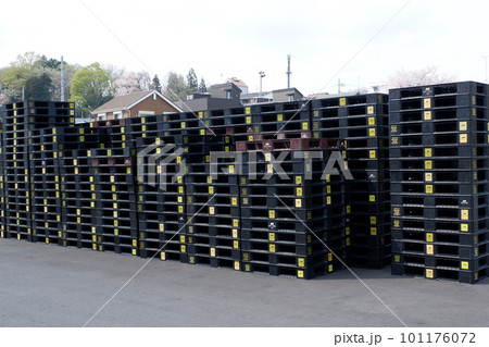 屋外に積み重ねられたパレット 101176072