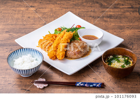 ハンバーグ定食　Japanese meal 101176093