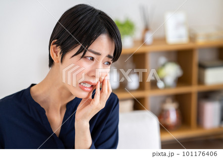 歯が痛い若い女性 101176406
