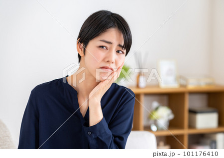 歯が痛い若い女性 101176410