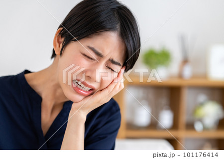 歯が痛い若い女性 101176414