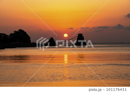 大分県佐伯市にある豊後二見ヶ浦の夫婦岩を結ぶ大しめ縄と初日の出 101176431