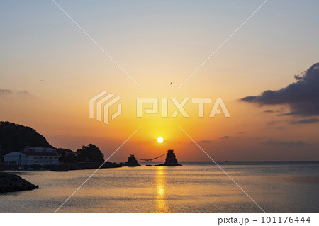 大分県佐伯市にある豊後二見ヶ浦の夫婦岩を結ぶ大しめ縄と初日の出 101176444