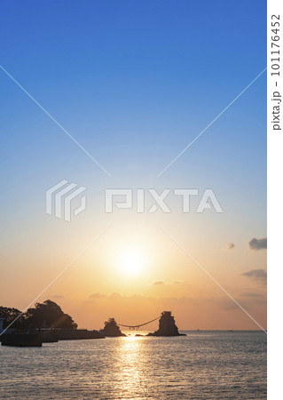 大分県佐伯市にある豊後二見ヶ浦の夫婦岩を結ぶ大しめ縄と初日の出 大分県佐伯市にある豊後二見ヶ浦の夫婦岩を結ぶ大しめ縄と初日の出 101176452