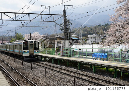 山梨県韮崎市のJR中央本線新府駅と桜の風景 山梨県韮崎市のJR中央本線新府駅と桜の風景 101176773