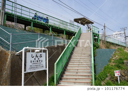 山梨県韮崎市のJR中央本線新府駅の風景 101176774