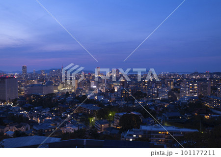 福岡タワーと福岡ドームの見える南公園西展望台から望む福岡の夜景 福岡タワーと福岡ドームの見える南公園西展望台から望む福岡の夜景 101177211