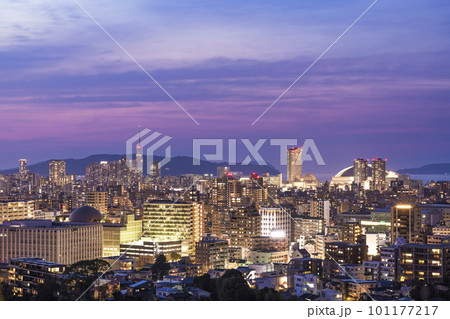 福岡タワーと福岡ドームの見える南公園西展望台から望む福岡の夜景 福岡タワーと福岡ドームの見える南公園西展望台から望む福岡の夜景 101177217