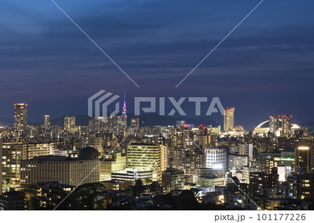 福岡タワーと福岡ドームの見える南公園西展望台から望む福岡の夜景 福岡タワーと福岡ドームの見える南公園西展望台から望む福岡の夜景 101177226