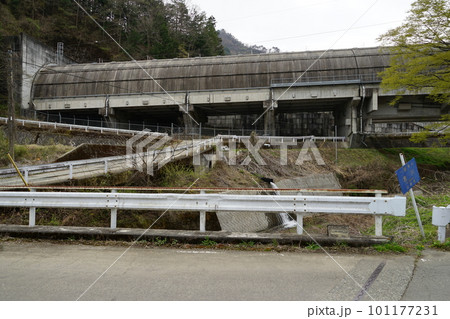 山梨県大月市のJR中央本線初狩駅周辺のリニア実験線の風景 101177231