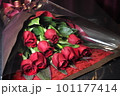 赤いバラの花束 101177414