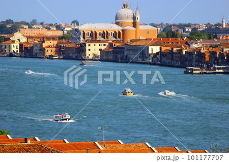 水の都べネチア　王道観光スポット　サンマルコ広場周辺やクルーズ船から見える町の景色 101177707