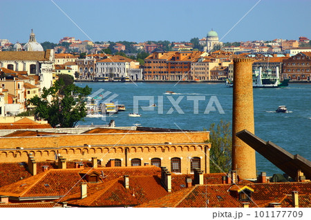 水の都べネチア　王道観光スポット　サンマルコ広場周辺やクルーズ船から見える町の景色 101177709