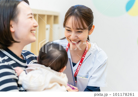 病院で働く若い看護師と赤ちゃん 101178261
