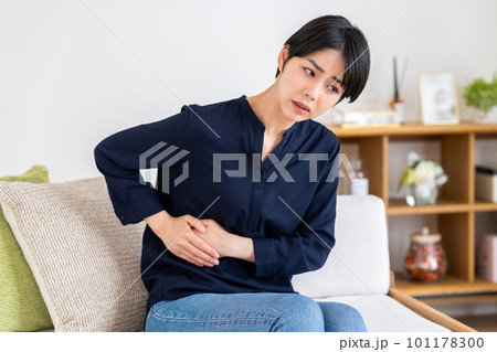 脇腹が痛い若い女性 脇腹が痛い若い女性 101178300