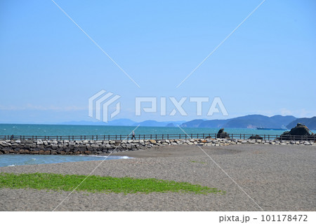 《三重県》快晴の伊勢市二見浦海岸 101178472