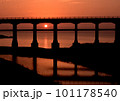 惣郷川橋梁の夕日 101178540
