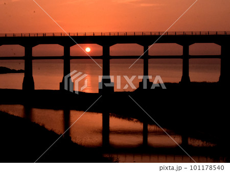 惣郷川橋梁の夕日 101178540