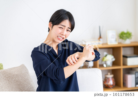 腕がかゆい若い女性 101178653